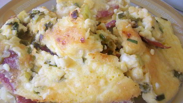 омлет с творогом, колбасой , зеленью и сыром