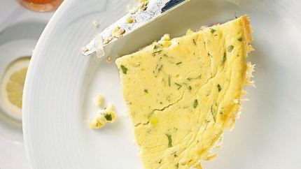 Омлет со сметаной на сковороде