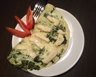 Омлет со сметаной, шпинатом и козьим сыром