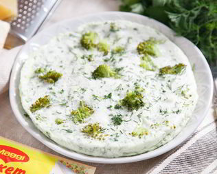 Питательный омлет на пару с брокколи и свежей зеленью