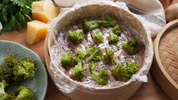 питательный омлет на пару с брокколи и свежей зеленью