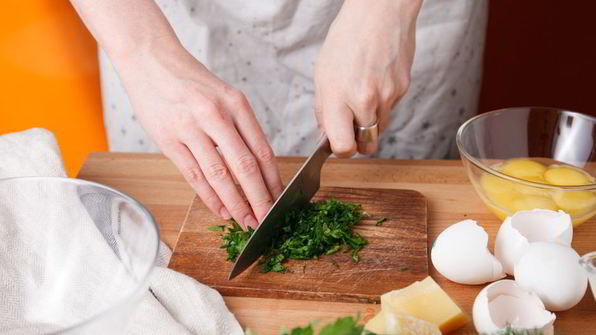 питательный омлет на пару с брокколи и свежей зеленью