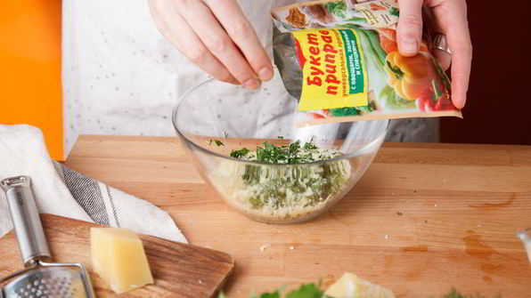 питательный омлет на пару с брокколи и свежей зеленью