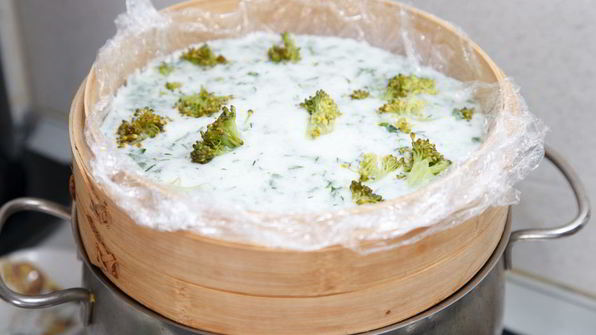 питательный омлет на пару с брокколи и свежей зеленью