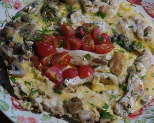 Простой омлет с курицей и шампиньонами