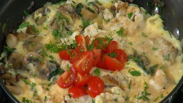 простой омлет с курицей и шампиньонами