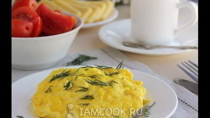 Пышный омлет с сыром на сковороде