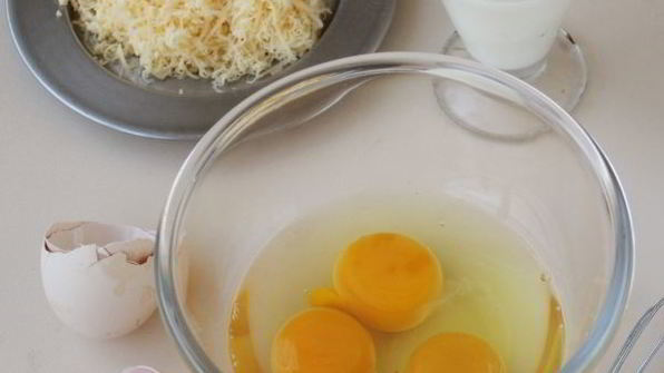 пышный омлет с сыром на сковороде