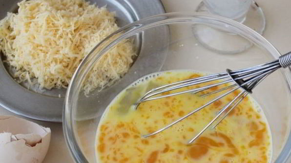 пышный омлет с сыром на сковороде
