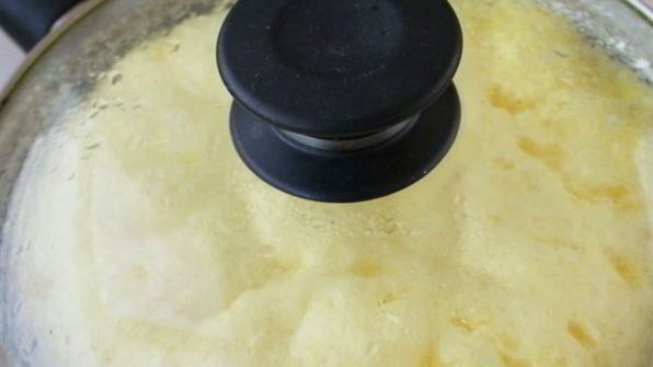 пышный омлет с сыром на сковороде