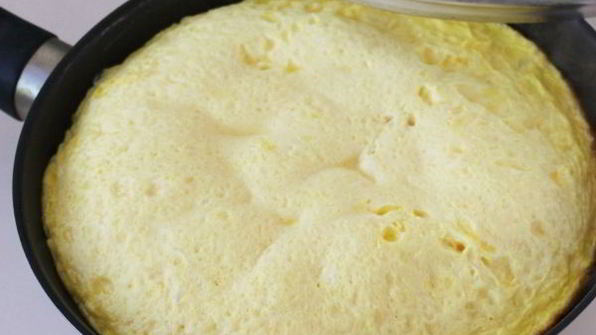 пышный омлет с сыром на сковороде