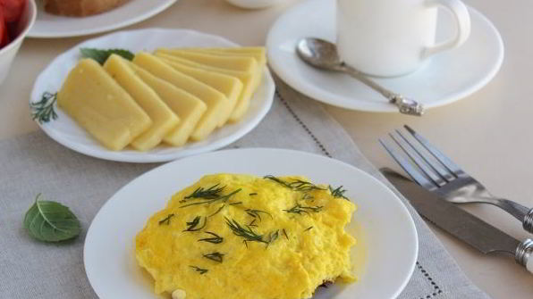 пышный омлет с сыром на сковороде