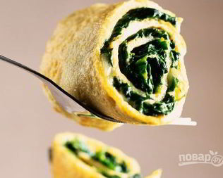 Рулетики из омлета с грибами и шпинатом