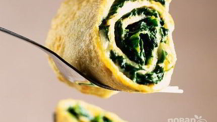 Рулетики из омлета с грибами и шпинатом