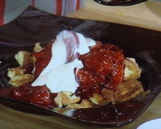 Сладкий омлет с карамелизированными сливами