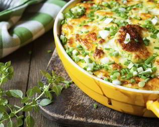 Запеченные в омлете кабачки