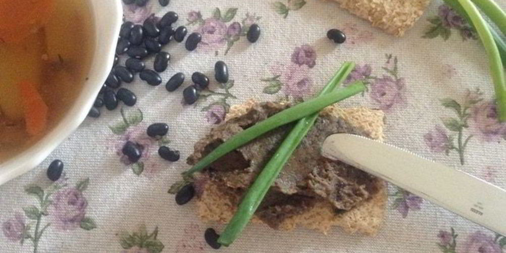 Рецепт паштета из черной фасоли с вешенками