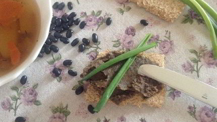 Паштет из черной фасоли с вешенками