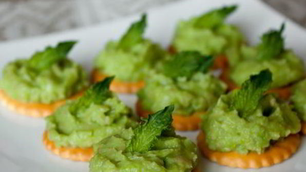 паштет из зеленого горошка и авокадо с мятой