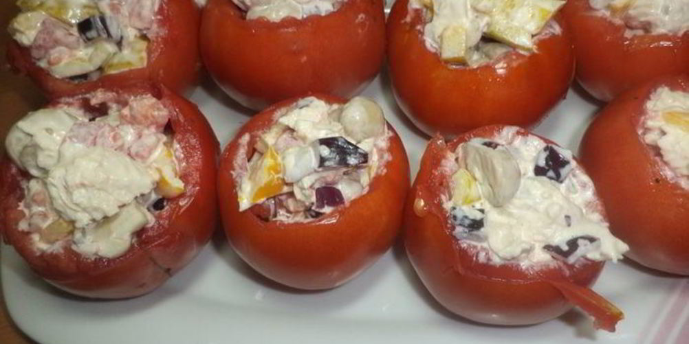Рецепт помидоров, фаршированных курицей, перцем и консервированными шампиньонами