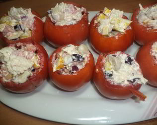 Помидоры, фаршированные курицей, перцем и консервированными шампиньонами
