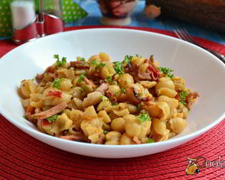 Ракушки с сосисками и баклажанами в мультиварке