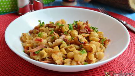 Ракушки с сосисками и баклажанами в мультиварке