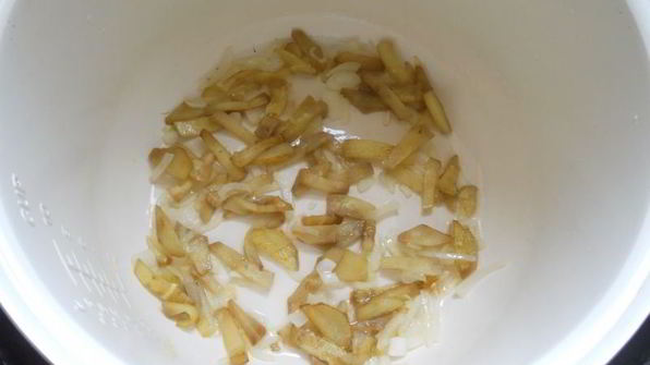 ракушки с сосисками и баклажанами в мультиварке