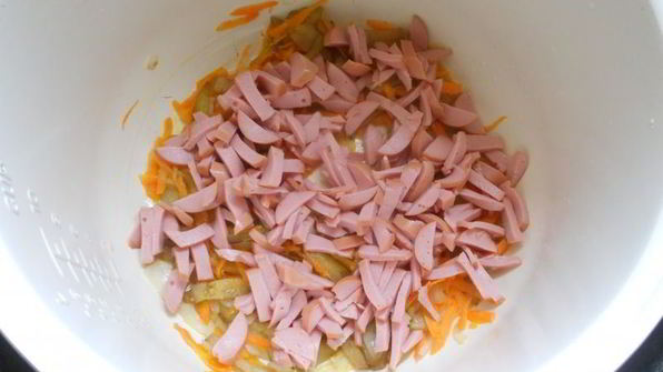 ракушки с сосисками и баклажанами в мультиварке