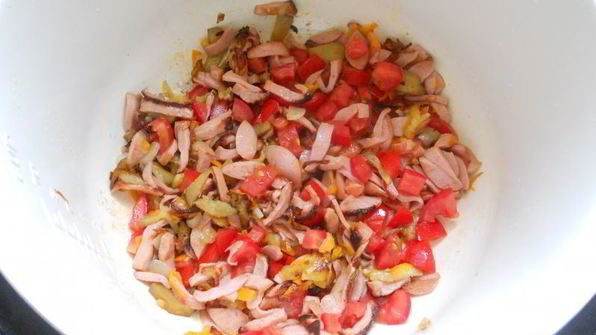 ракушки с сосисками и баклажанами в мультиварке