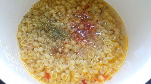 ракушки с сосисками и баклажанами в мультиварке