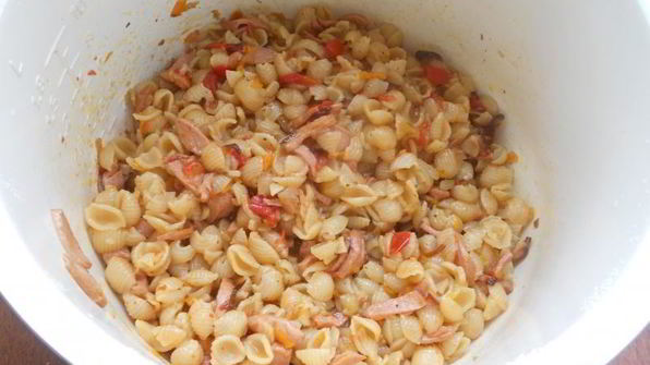 ракушки с сосисками и баклажанами в мультиварке