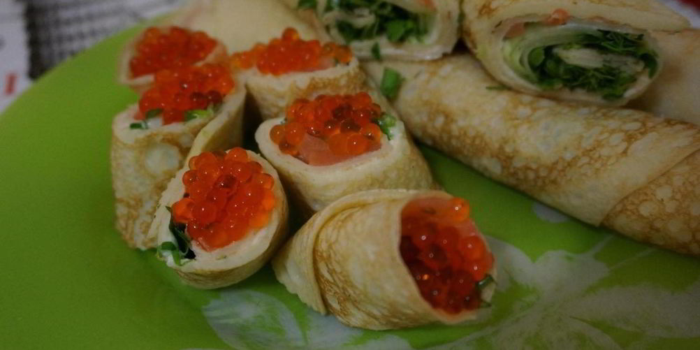 Рецепт блинных роллов со сливочным сыром и красной рыбой