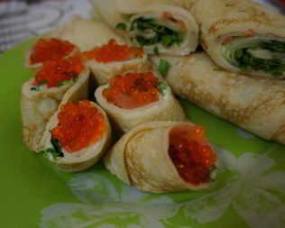 Блинные роллы со сливочным сыром и красной рыбой
