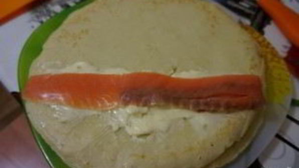 блинные роллы со сливочным сыром и красной рыбой