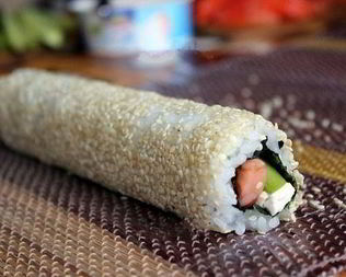 Домашние роллы с красной рыбой и авокадо