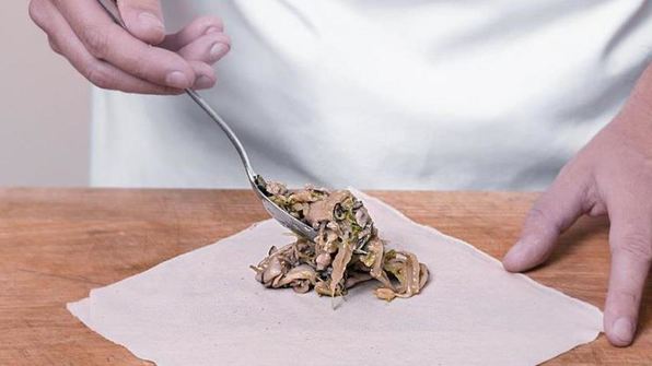 китайские роллы с курицей и грибами