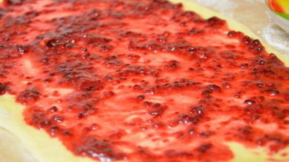 малиново-лимонные роллы к утреннему кофе