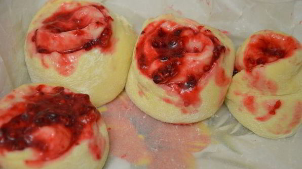 малиново-лимонные роллы к утреннему кофе