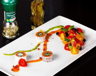 Ролл из копченого лосося с томатами