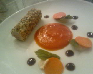 Ролл из свинины с креветкой, в панировке из трав и орехов, с пюре из сладкого картофеля