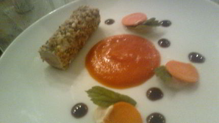 Ролл из свинины с креветкой, в панировке из трав и орехов, с пюре из сладкого картофеля