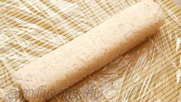 ролл с лососем, угрем и шиитаке