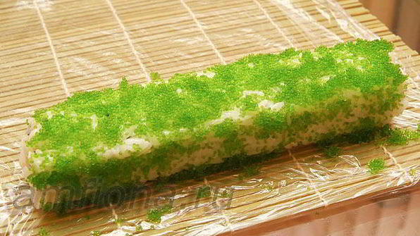 ролл с лососем, угрем и шиитаке