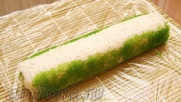 ролл с лососем, угрем и шиитаке