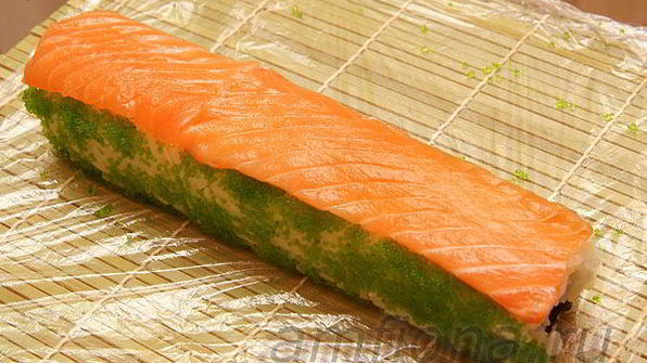 ролл с лососем, угрем и шиитаке