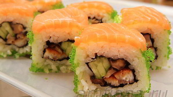 ролл с лососем, угрем и шиитаке