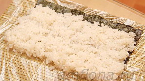 ролл с лососем, угрем и шиитаке