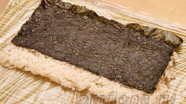 ролл с лососем, угрем и шиитаке