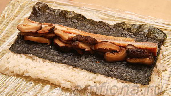 ролл с лососем, угрем и шиитаке